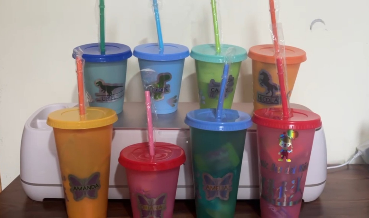 Pedido reciente de vasos infantiles personalizados con nombres y diseños de dinosaurios realizado por Nanie Balance